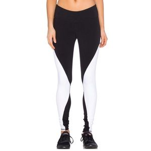 Alo Yoga Illusion Legging Black and White size medium